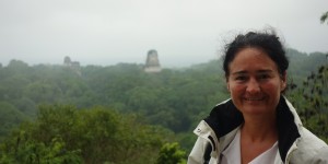 Guatemala, Tikal: Meine persönliche Maya-Göttin vor ihren Tempeln