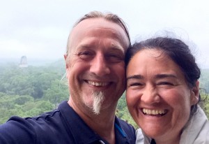 Guatemala, Tikal: Selfie im Morgengrauen vom Tempel 4 über dem Dschungel