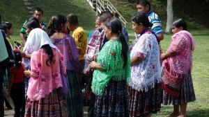 Guatemala, Tikal, Maya-Zeremonie: Frauen in typischer Kleidung