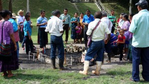 Guatemala, Tikal, Maya-Zeremonie: Die Curanderos (Schamanen) bereiten die Zeremonie vor. Kerzen und Opfergaben werden angeordnet