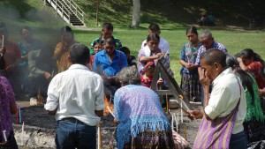 Guatemala, Tikal, Maya-Zeremonie: Gemeinsam wird letzte Hand angelegt