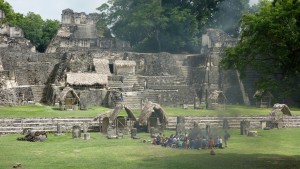 Guatemala, Tikal: Die Maya-Zeremonie ist in vollem Gange