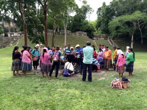Guatemala, Tikal, Maya-Zeremonie: Das Ritual kann beginnen