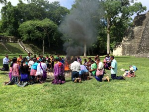 Guatemala, Tikal, Maya-Zeremonie: Das Copal und die Opfergaben verbrennen