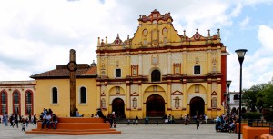 San Cristobal: Die Plaza de la Paz und die Catedral de San Cristóbal