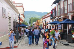 San Cristobal: Unsere erste Fussgängerzone seit langem, die Avenida 20 de Noviembre vom Stadtzentrum Richtung Norden