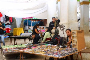 San Cristobal: Der Mercado de Artesanías vor der Kirche
