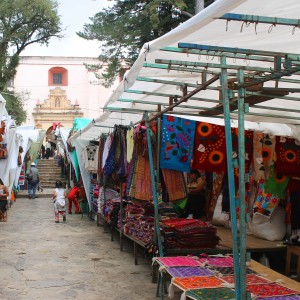 San Cristobal: Der Mercado de Artesanías vor der Kirche