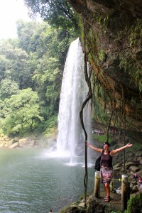 Palenque, Wasserfall Misol-Ha: Von der Seite sieht man erst wie viel Wasser dort herunterstürzt.