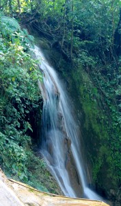 Palenque, Agua-Azul: Überall kommt Wasser den Fels herunter
