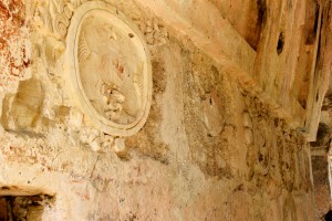 Palenque: Stuckrelief in verschiedenen Restaurierungszuständen