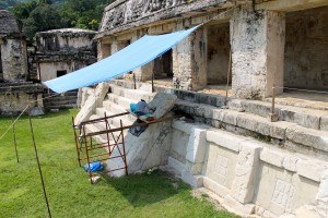Palenque: Restaurationsarbeiten im Osthof des El Palacio