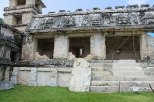 Palenque: Teilrestaurierter Sockel und Treppe des El Palacio im Osthof