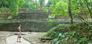 Palenque: Otti vor dem Templo XIX ist ganz gebannt vom Geschrei der Brüllaffen. Dieses Gebrüll war der Sound der Dinosaurier in Jurassic Park