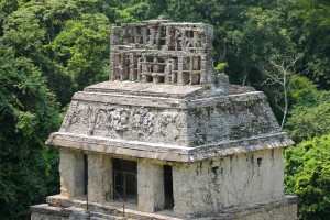 Palenque: Der Templo del Sol (Tempel der Sonne) aus der Grupo de las Cruzes mit der am besten erhaltenen Dachkonstruktion
