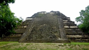 Guatemala, Tikal: Der Talud-Tablero Tempel 5C-49 im Teotihuacan-Stil im nordwestlichen Bereich von Mundo Perdido (Lost World)