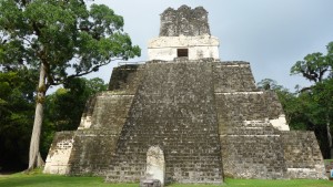 Guatemala, Tikal: Tempel II an der Plaza Grande ist vermutlich Hasaw's Frau gewidmet
