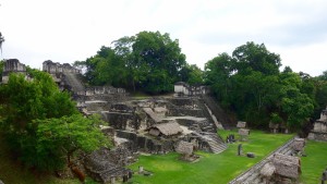 Guatemala, Tikal: Blick auf die nördliche Akropolis (Acropolis Norte)