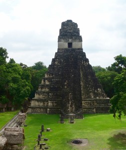 Guatemala, Tikal: Tempel I oder Tempel des Großen Jaguars ist die Grabstätte von Ah Cacau