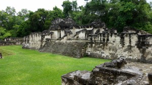Guatemala, Tikal: Die zentrale Akropolis (Acropolis Central) am Plaza Grande