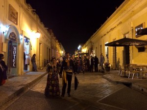 San Cristobal. Stolze Mexikaner flanieren in Tracht durch die Strassen