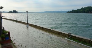 Guatemala, Flores: Überflutete Uferpromenade und starker Wellengang auf dem See