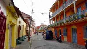 Guatemala, Flores: Kleine Gassen und teils farbenfrohe Fassaden