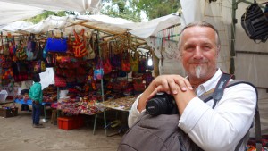 San Cristobal: Gut vorbereitet geht´s auf den Artesan-Markt-vor-der-Kirche: Backpack ist save und Kamera griffbereit!