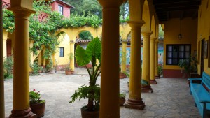 SanCristobal: Der Innenhof des Na Bolom Museums lädt zum Verweilen ein