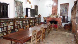 San Cristobal, Museum Na Balam: In der Bibliothek liess sich vortrefflich mit Gästen und Freunden diskutieren