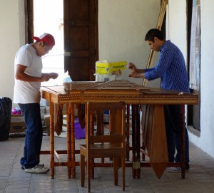 San Cristobal, Casa de la Cultura: Lehrer und Schüler beim Marimba-Spiel