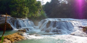Palenque, Agua-Azul: Man kann ermessen, dass die Wasserfälle eine besondere Bedeutung für die Mayas hatten und immer noch haben.