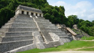 Palenque: Die Templo de las Inscripciones, Templo XIII und Templo de la Calavera (von links) sind die ersten, die man sieht, wenn man die Anlage betritt