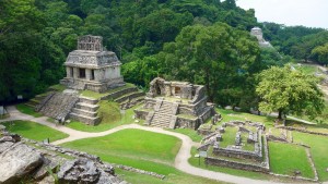 Palenque: Blick vom Templo de la Cruz auf den Templo del Sol (links)