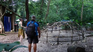 Palenque, El-Panchan: Wolfgang lässt sich den Aufbau des Temazcal (mexikan. Schwitzhütte) erklären