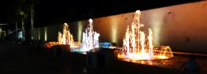 Campeche bei Nacht: Illuminierter Musikbrunnen auf der Plaza del Patrimonio Mundial