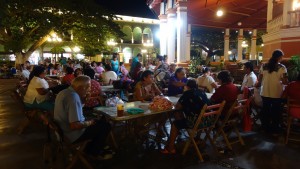 Campeche: Die Stadt trifft sich abends an der Plaza Prinzipal, dem zentralen Treffpunkt
