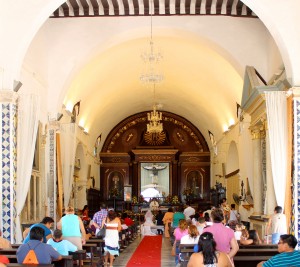 Campeche: Hochzeit in der Iglesia de San Roman vor dem Bildnis des schwarzen Jesus