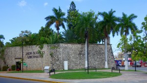 Campeche: Im Baluarte de Santiago befindet sich heute der Jardín Botánico Xmuch Haltún