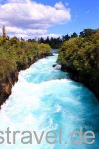 Taupo, Huka-Falls: Durch diesen nur 15 m breiten Canyon muss sich der vorher 100 m breite Waikato River zwängen