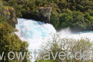 Taupo, Huka-Falls: Majestätisch wie das Wasser über die 11 m hohe Klippe am Ende des Canyon schießt