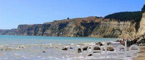 Cape Kidnapper: Durch schmale Passagen führt der Weg zum Kap die mächtige Steilküste entlang