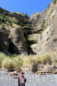 Cape Kidnapper: Erläuterung des Guide am Basin-Gully. Er ist durch fallendes Wasser entstanden, welches vom Wind erfasst und herumgewirbelt wurde, als das Gebiet noch auf Meereshöhe lag (lt. Info von Gannet Beach Adventures)