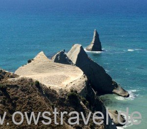 Cape Kidnapper: Blick über eine weitere Tölpel-Kolonie zur Spitze des Kaps